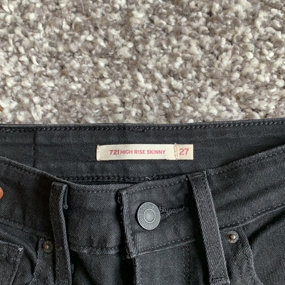 Black ripped Levi’s skinny jeans - Picture 2 of 4